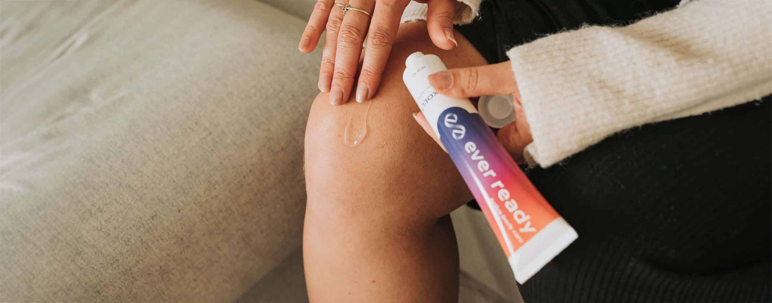 vrouw smeert ever ready active body care cooling gel op haar been