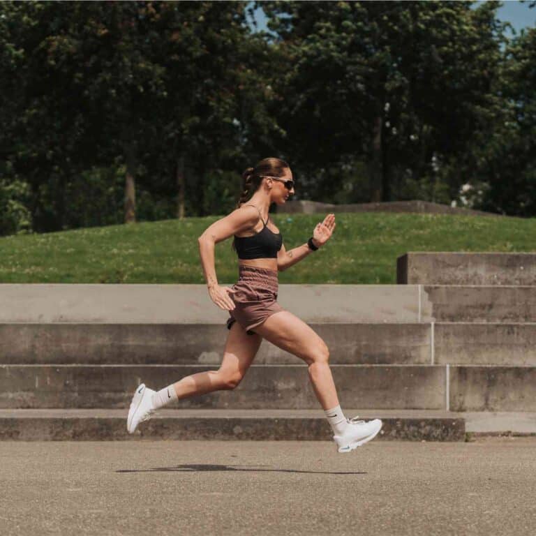 Vrouw is aan het hardlopen in het park