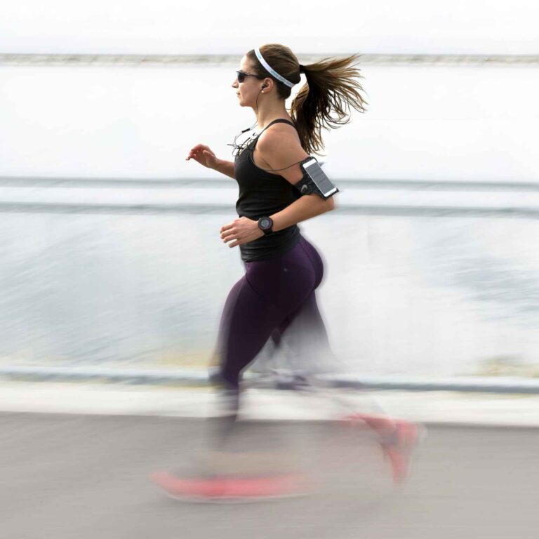 Vrouw loopt hard met activity tracker apps. Buiten sporten