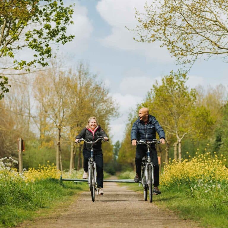 Fietsen in de natuur om gezond en fit ouder te worden. Goed voor beweging en fietsen is goed voor afvallen